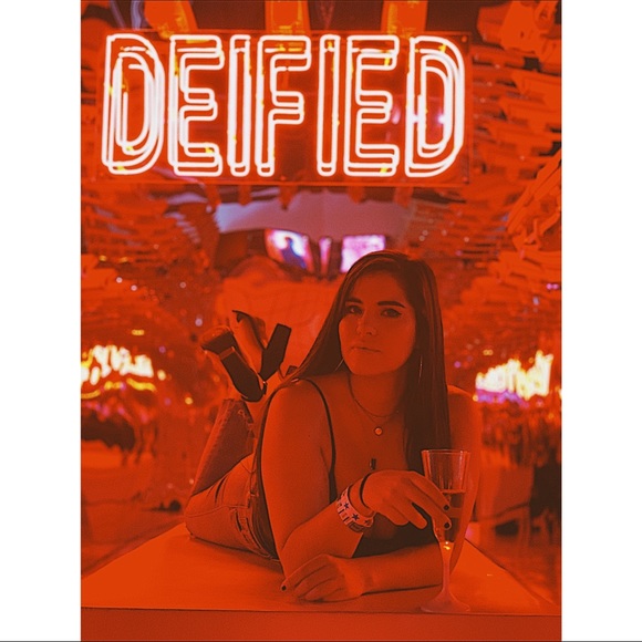 Meet your posher, Jordyn - Picture 3 of 16